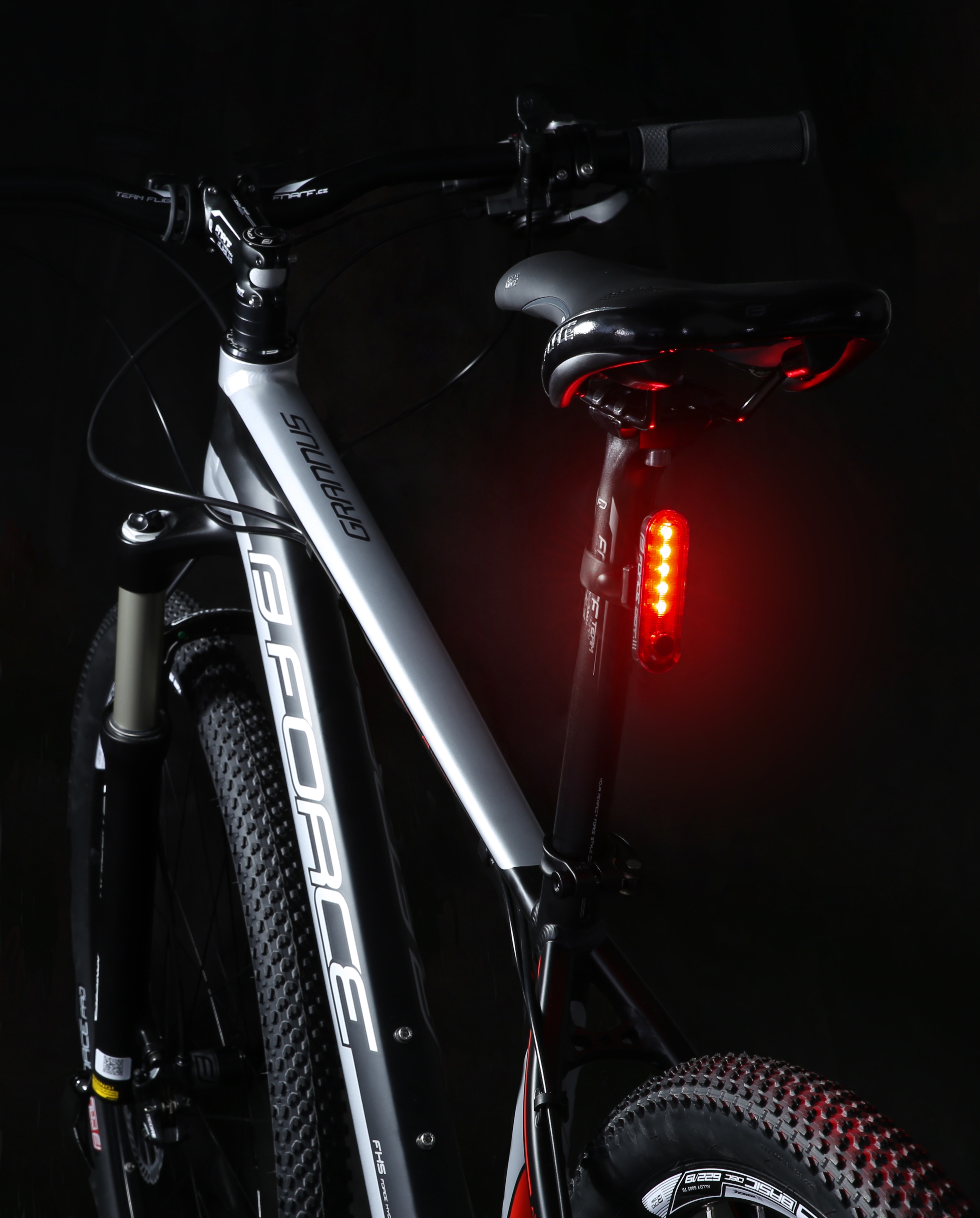 Задний фонарь Force DOT 20LM, 5x LED, USB